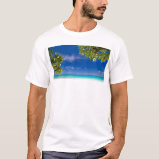 White sandy beach, Okinawa Tシャツ