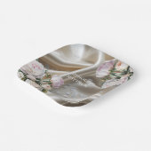 White Satin with Roses and Peony Wedding ペーパープレート (傾斜あり)