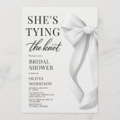 White She's Tying The Knot Bow Bridal Shower 招待状 (正面)