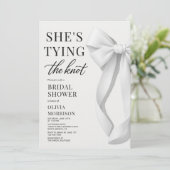 White She's Tying The Knot Bow Bridal Shower 招待状 (スタンド正面)