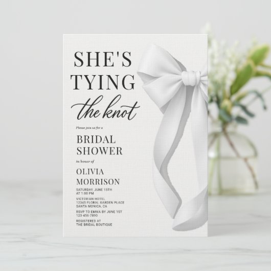 White She's Tying The Knot Bow Bridal Shower 招待状 (スタンド正面)
