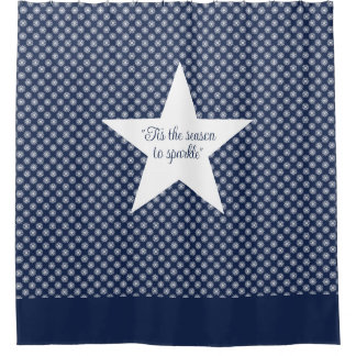 White Snowflake Pattern on a Midnight Blue Sky シャワーカーテン