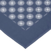 White Snowflake Pattern on a Midnight Blue Sky テーブルクロス (アングル)