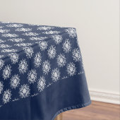 White Snowflake Pattern on a Midnight Blue Sky テーブルクロス (インサイチュ)