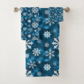 White Snowflake Pattern On Blue Winter バスタオルセット (インサイチュ)