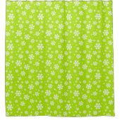 White Snowflakes on Green Winter Pattern シャワーカーテン (正面)