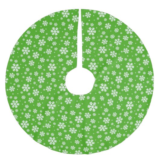 White Snowflakes on Green Winter Pattern ブラッシュドポリエステルツリースカート (正面)