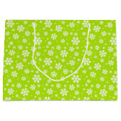 White Snowflakes on Green Winter Pattern ラージペーパーバッグ (正面)