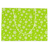 White Snowflakes on Green Winter Pattern ラージペーパーバッグ (裏面)