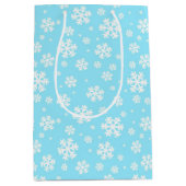 White Snowflakes on Light Blue Winter Pattern ミディアムペーパーバッグ (正面)
