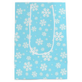 White Snowflakes on Light Blue Winter Pattern ミディアムペーパーバッグ (裏面)