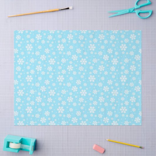 White Snowflakes on Light Blue Winter Pattern 薄葉紙 (クラフト)