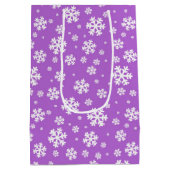 White Snowflakes on Purple Winter Pattern ミディアムペーパーバッグ (裏面)