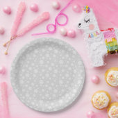 White Snowflakes on Silver Winter Pattern ペーパープレート (パーティー)