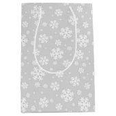 White Snowflakes on Silver Winter Pattern ミディアムペーパーバッグ (正面)