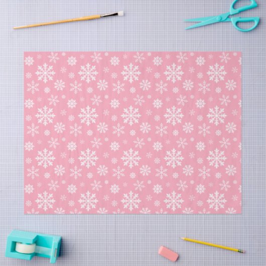 White Snowflakes Pattern On Light Pink Background 薄葉紙 (クラフト)