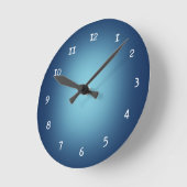 White spotlight on blue ラウンド壁時計 (傾斜)