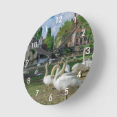 White swans in Bruges downtown ラウンド壁時計 (傾斜)