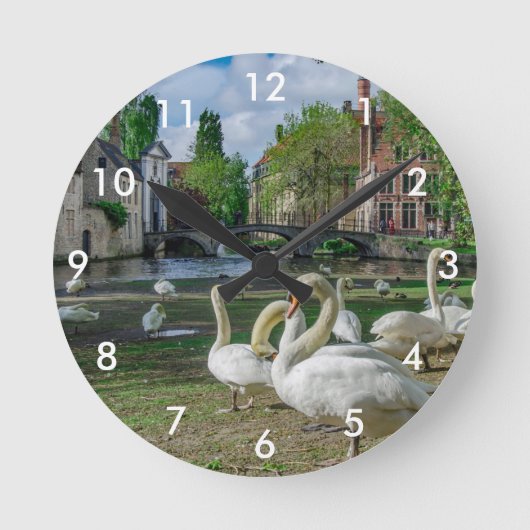 White swans in Bruges downtown ラウンド壁時計 (正面)