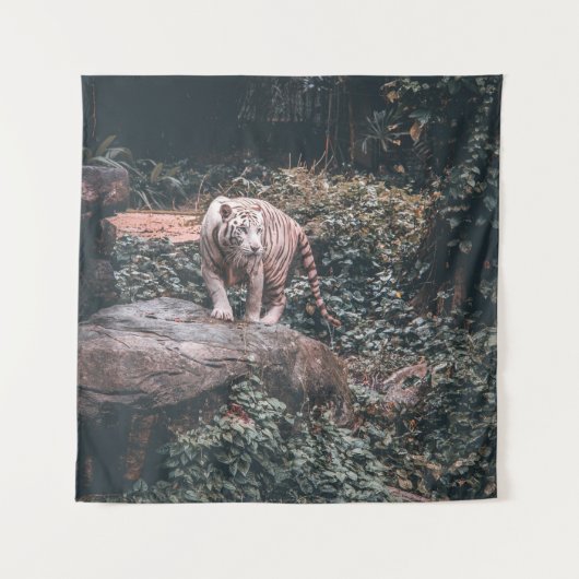 WHITE TIGER STANDING ON GREY STONE タペストリー (正面)