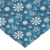 White Winter Snowflake Pattern On Cool Blue ショートテーブルランナー (コーナー)