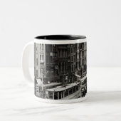 Whitechapelの本町通り、ロンドン、c.1930 ツートーンマグカップ (正面左)