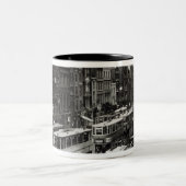 Whitechapelの本町通り、ロンドン、c.1930 ツートーンマグカップ (中央)