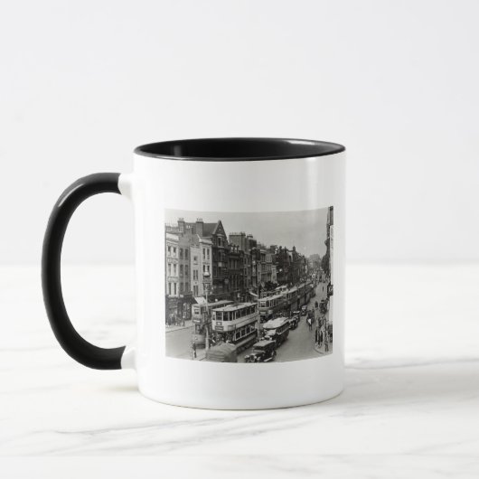 Whitechapelの本町通り、ロンドン、c.1930 マグカップ (左)