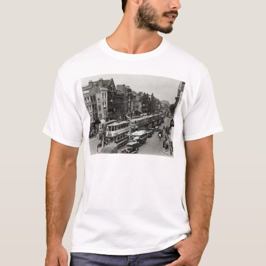 Whitechapelの本町通り、ロンドン、c.1930 Tシャツ (正面)