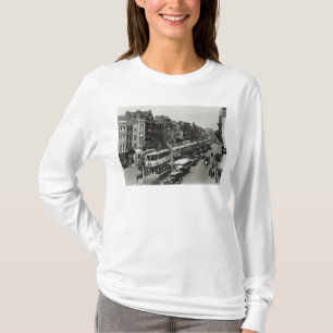 Whitechapelの本町通り、ロンドン、c.1930 Tシャツ