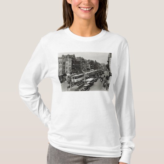 Whitechapelの本町通り、ロンドン、c.1930 Tシャツ (正面)