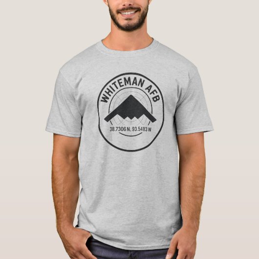 Whiteman AFB座標ロゴ – ステルスジェットレーダー Tシャツ (正面)