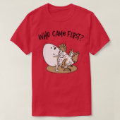 Who Came First Chicken or Egg Chickens Lover Funny Tシャツ (デザイン正面)