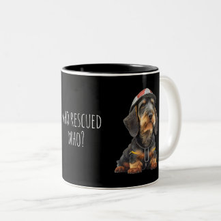 Who rescued who - Wirehaired Dachshund ツートーンマグカップ