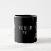 Who rescued who - Wirehaired Dachshund ツートーンマグカップ (中央)