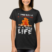 Who Smells Like A Campfire Has A Great Life Tシャツ (正面)