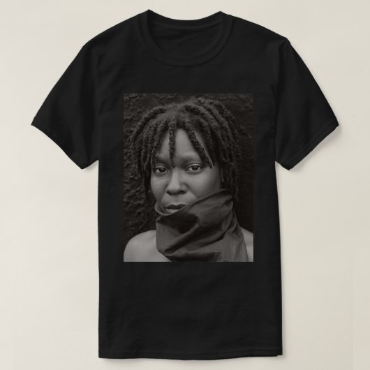 Whoopi Goldberg Americanコメディアン1955 Tシャツ (デザイン正面)