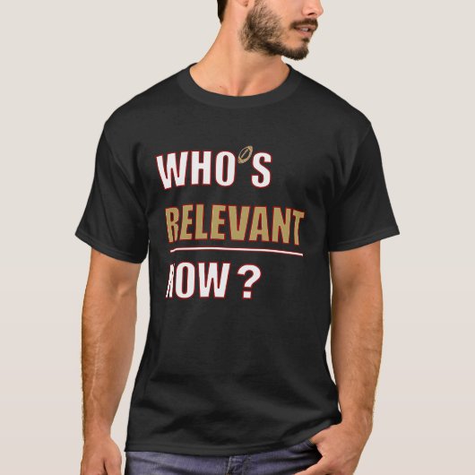 Who's IrRelevant Now Game Day Red and Gold Team Fo Tシャツ (正面)
