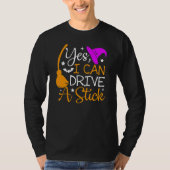 Why Yes I Can Drive A Stick Halloween Witch Tシャツ (正面)