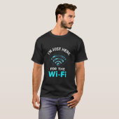「Wi-Fiのためにここに – The Ultimate tech lover Tシャツ (正面フル)