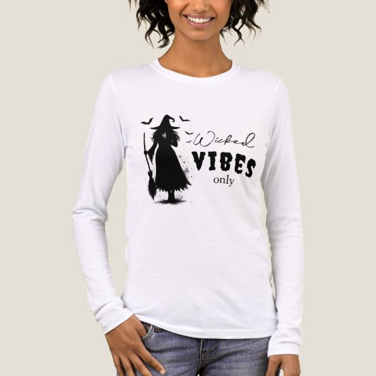 "Wicked Vibes Only" - ハロウィンの黒い魔女デザイン トライブレンドTシャツ (正面)