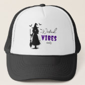 "Wicked Vibes Only" - ハロウィンの黒い魔女 – キャップ (正面)