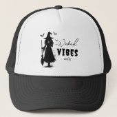 「Wicked Vibes Only」- ハロウィーン ブラックウィッチ キャップ (正面)
