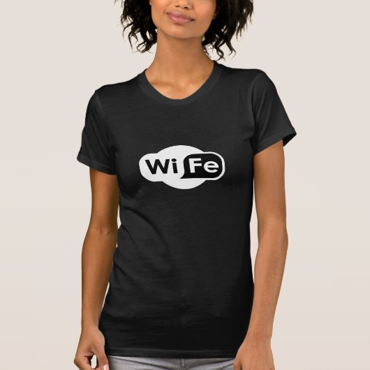 WiFe | テックギークロゴTシャツ Tシャツ (正面)
