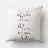 Wife & Mom Est. – Minimalist Valentine Gift クッション (正面)