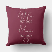 Wife & Mom Est. – Minimalist Valentine Gift クッション (裏面)