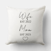 Wife & Mom Est. – Minimalist Valentine Gift クッション (正面)