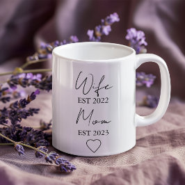 Wife & Mom Est. – Minimalist Valentine Gift ジャンボコーヒーマグカップ