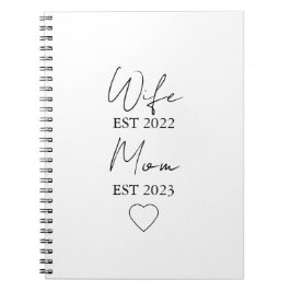 Wife & Mom Est. – Minimalist Valentine Gift ノートブック