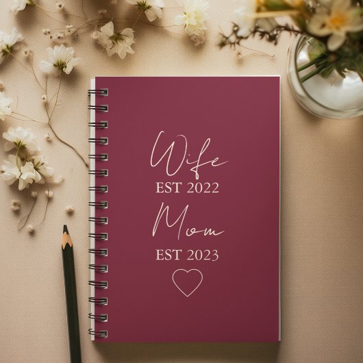 Wife & Mom Est. – Minimalist Valentine Gift ノートブック